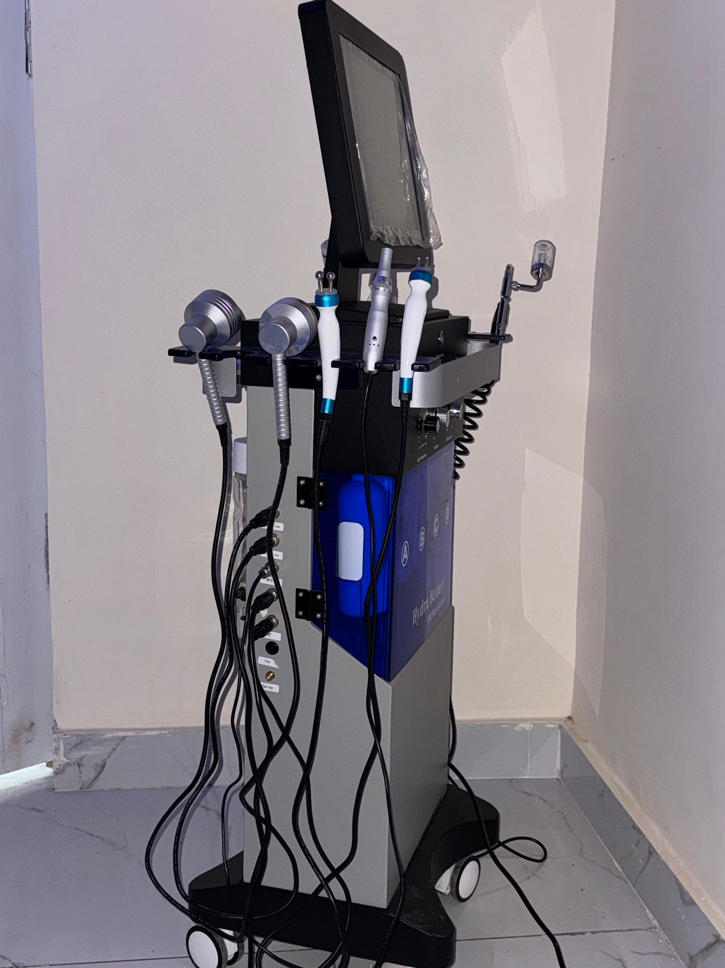 HYDRA FACIAL 14 IN 1
